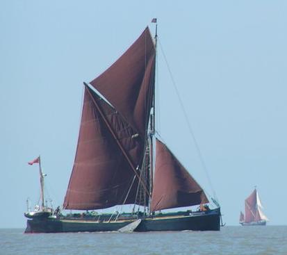 https://upload.wikimedia.org/wikipedia/commons/e/e8/Thames_Barges-Canthusus.jpg